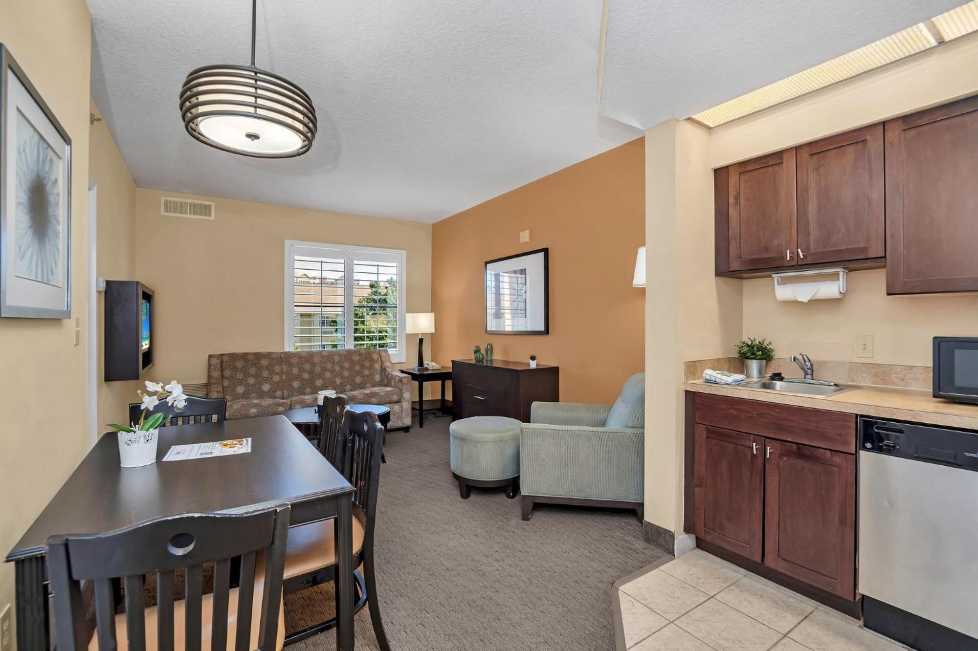 Apartment With 2 Queens - Pool & Hot Tub *